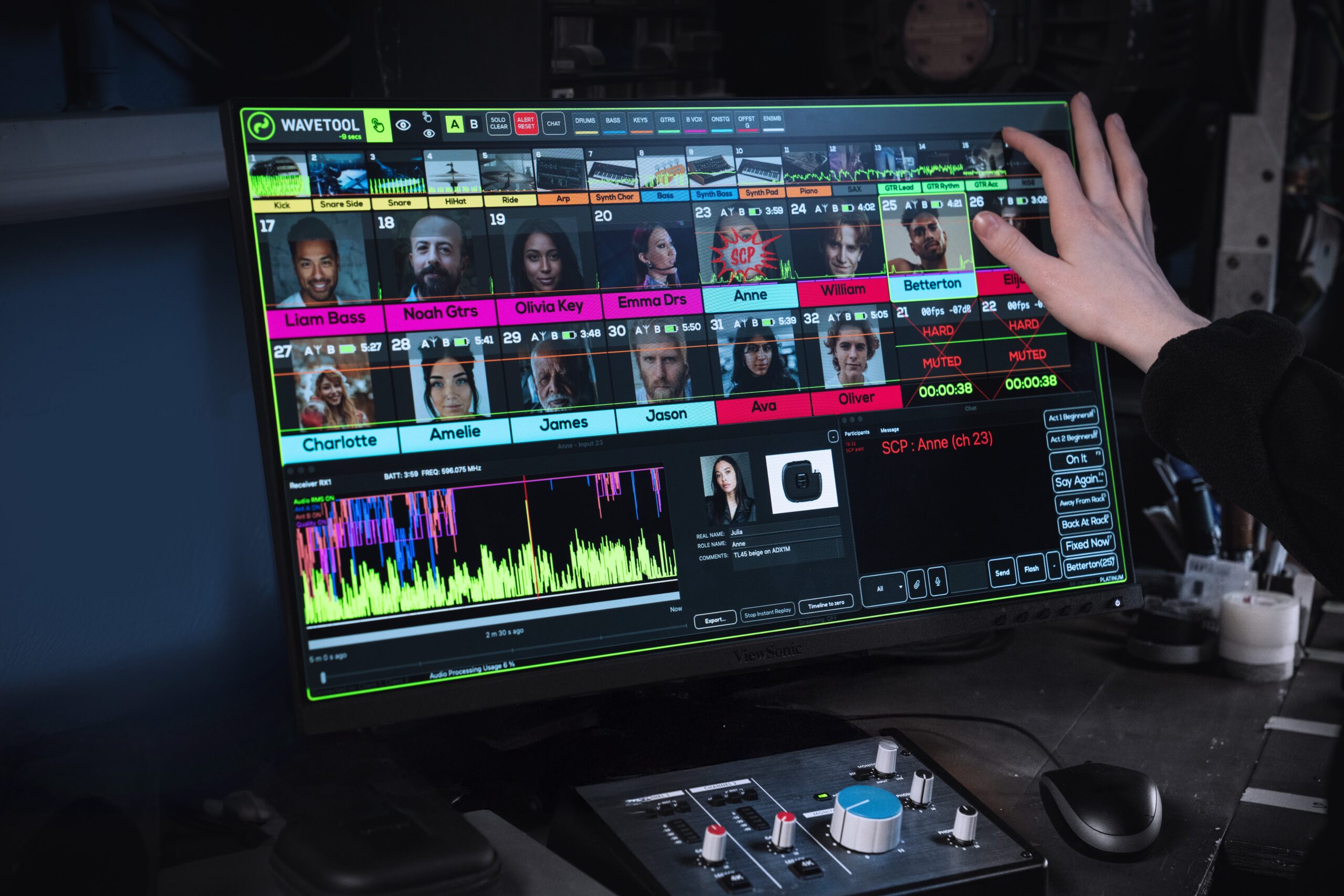 Wavetool_4_Theater_A2_Desktop_Overshoulder_01 shure wavetool 4